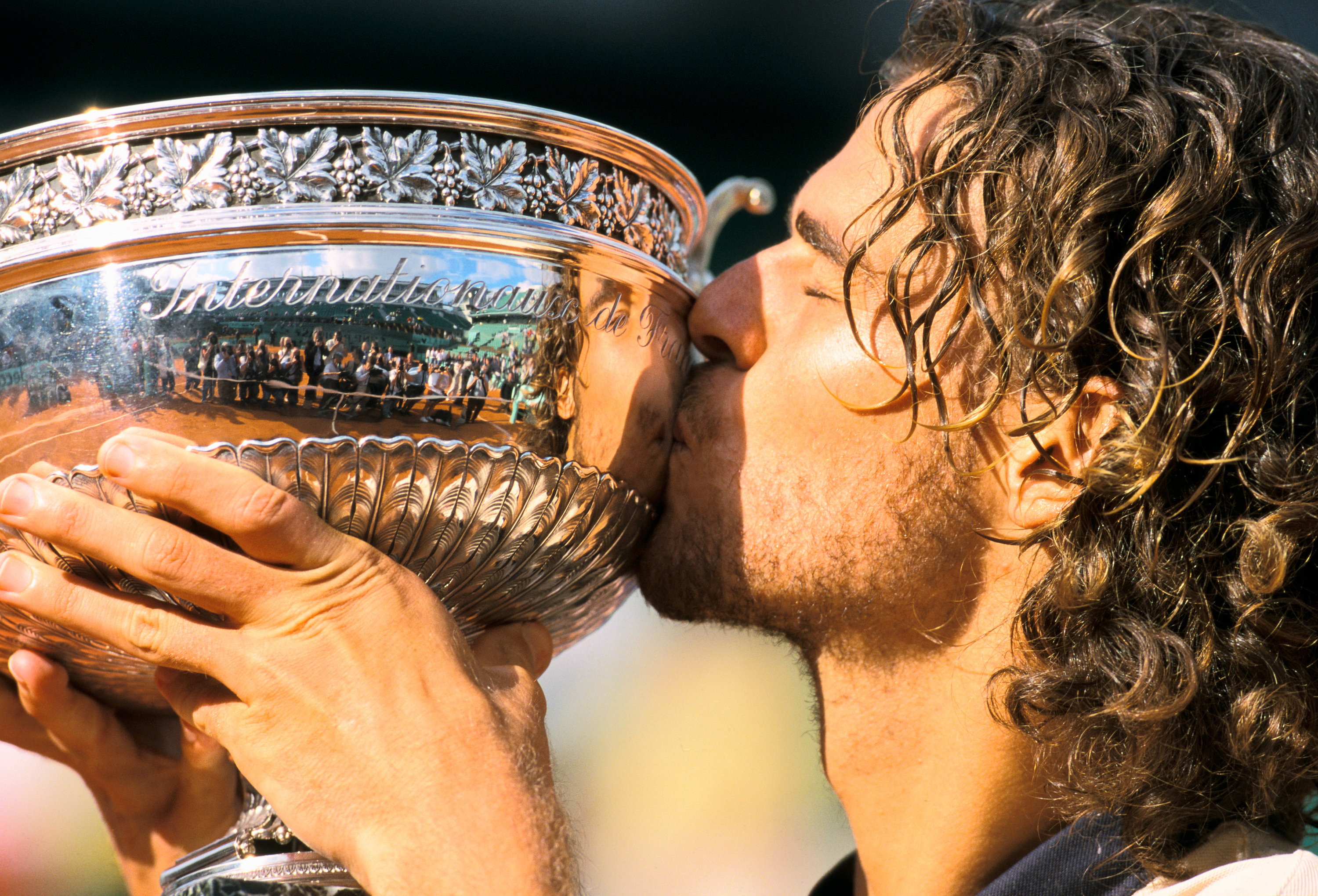 Gustavo with the trophy at Roland-Garros 2000