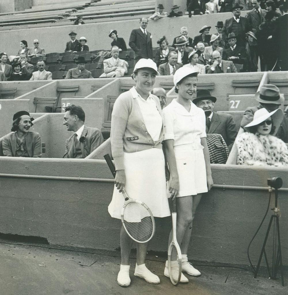Marlene Dietrich, 1938 (à droite, lors de la finale dames opposant Simonne Mathieu à Nelly Landry).