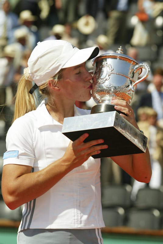 Justine Henin with the trophy at Roland-Garros 2003