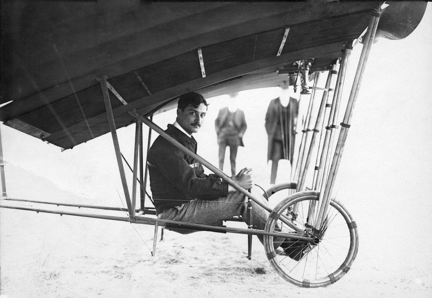 Roland Garros à bord de sa Demoiselle. Issy-les-Moulineaux, 27 avril 1910.