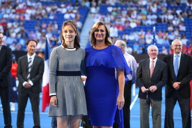 Li Na and Mary Pierce posing at the ceremony held for their induction into the Tennis Hall of Fame at the 2019 Australian Open
