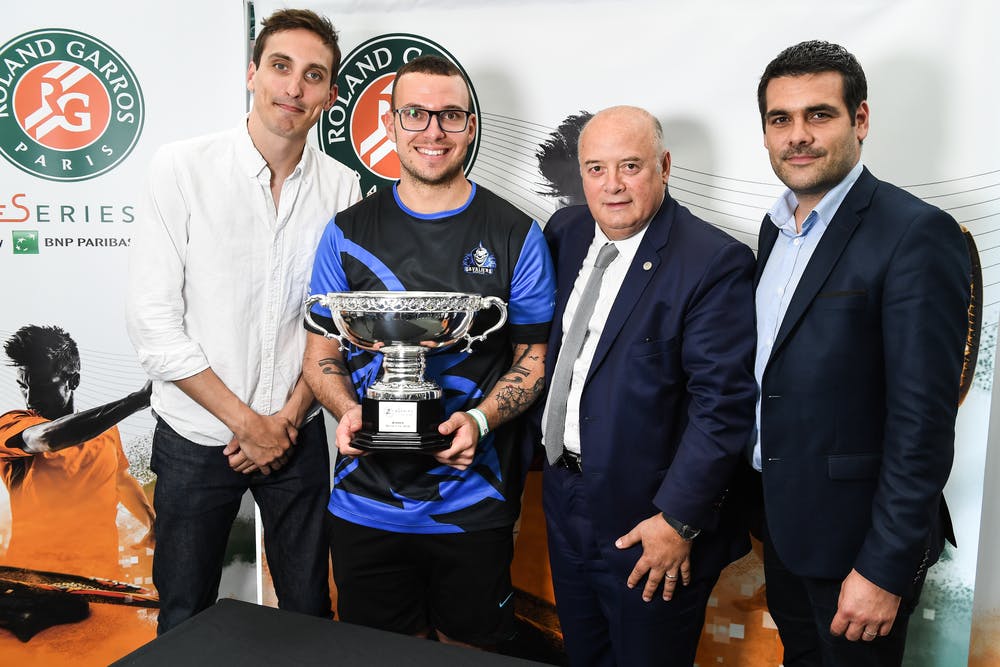 Carlos Che vainqueur winner Roland-Garros eSerie 2018 entouré de Norman 