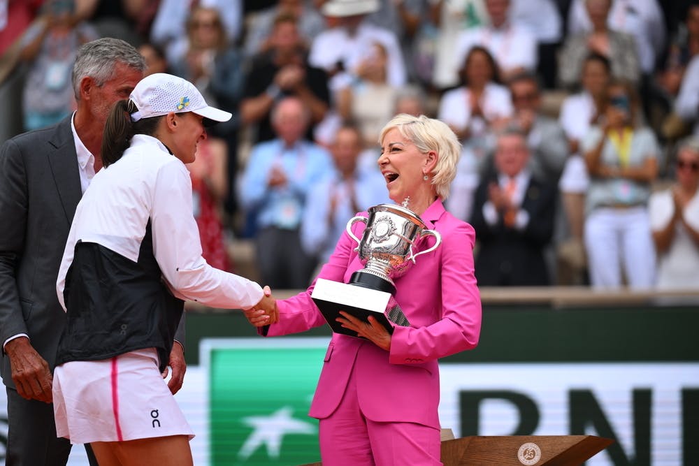 Chris Evert, Iga Swiatek, Roland-Garros 2023, final, trophy ceremony