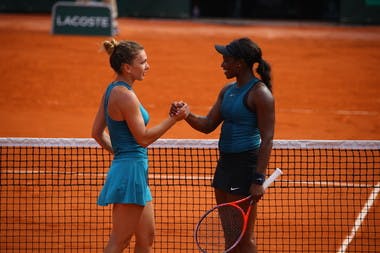 Simona Halep and Sloane Stephens shaking hands at Roland-Garros 2018.