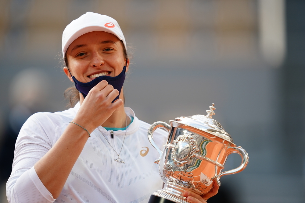 Iga Swiatek, Roland Garros 2020, final, trophy