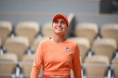 Sofia Kenin smiling while looking up at 2020 Roland-Garros