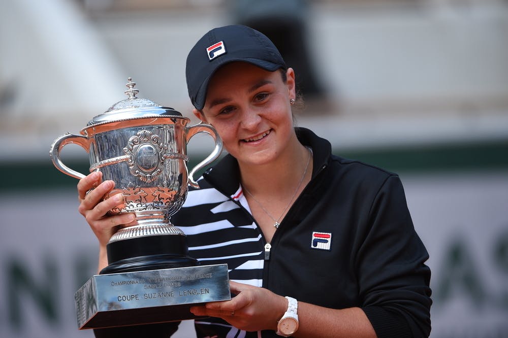Ashleigh Barty smiling while posing with her Roland-Garros 2019 trophy.