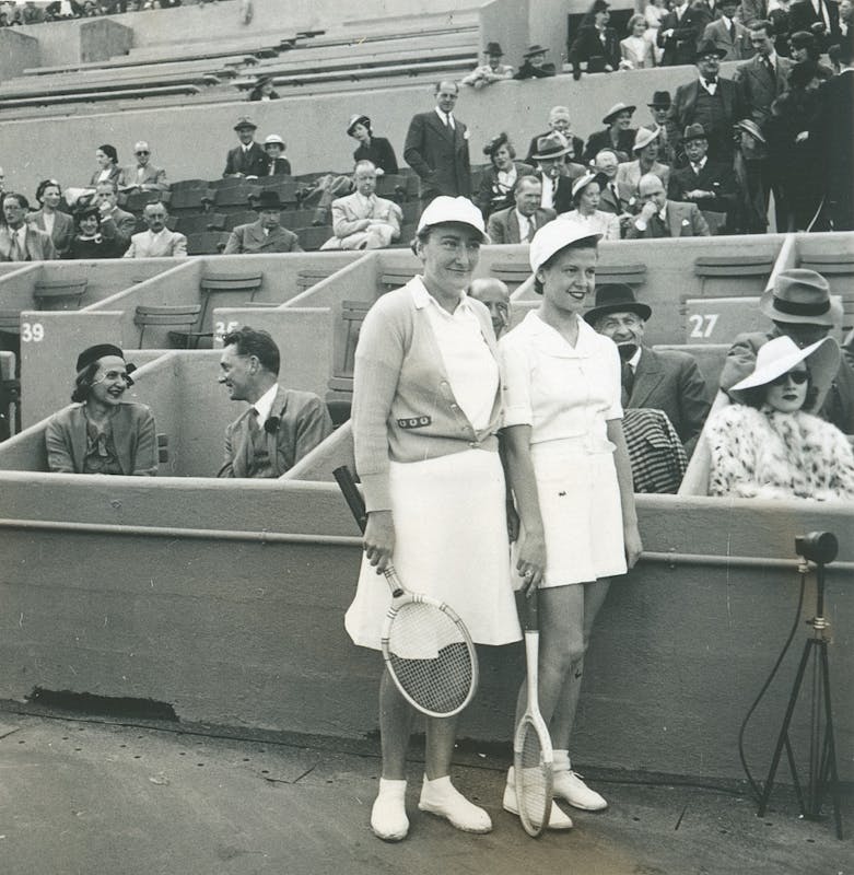 Marlene Dietrich, 1938 (à droite, lors de la finale dames opposant Simonne Mathieu à Nelly Landry).