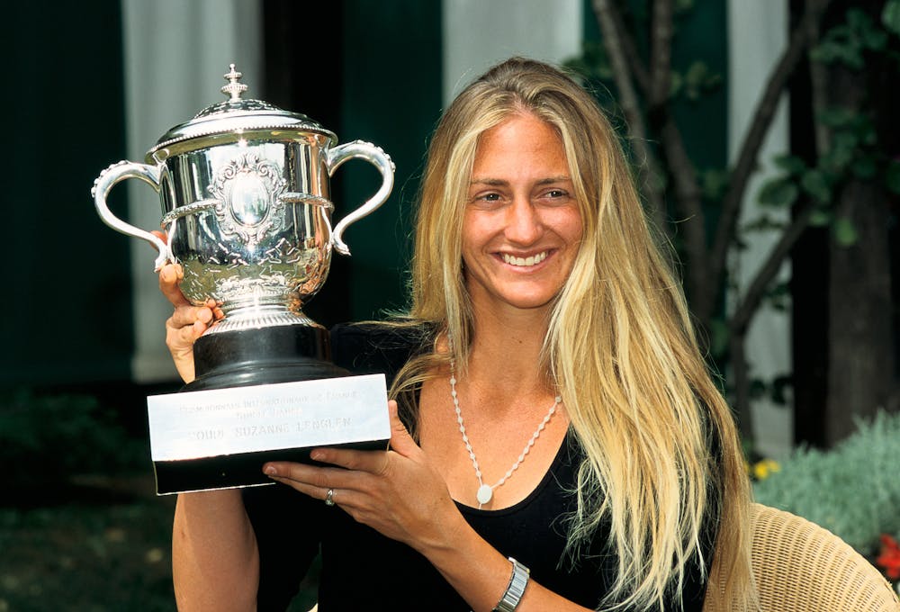 Mary Pierce with the trophy at Roland-Garros 2000