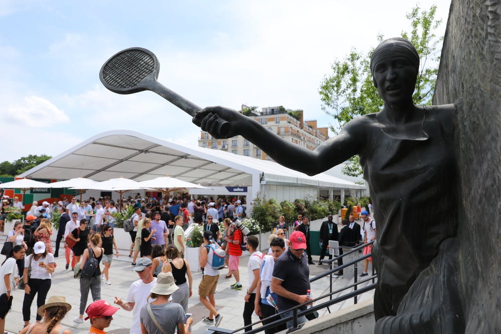 statue Suzanne Lenglen allées Roland-Garros.