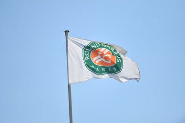 Drapeau flottant pendant Roland-Garros