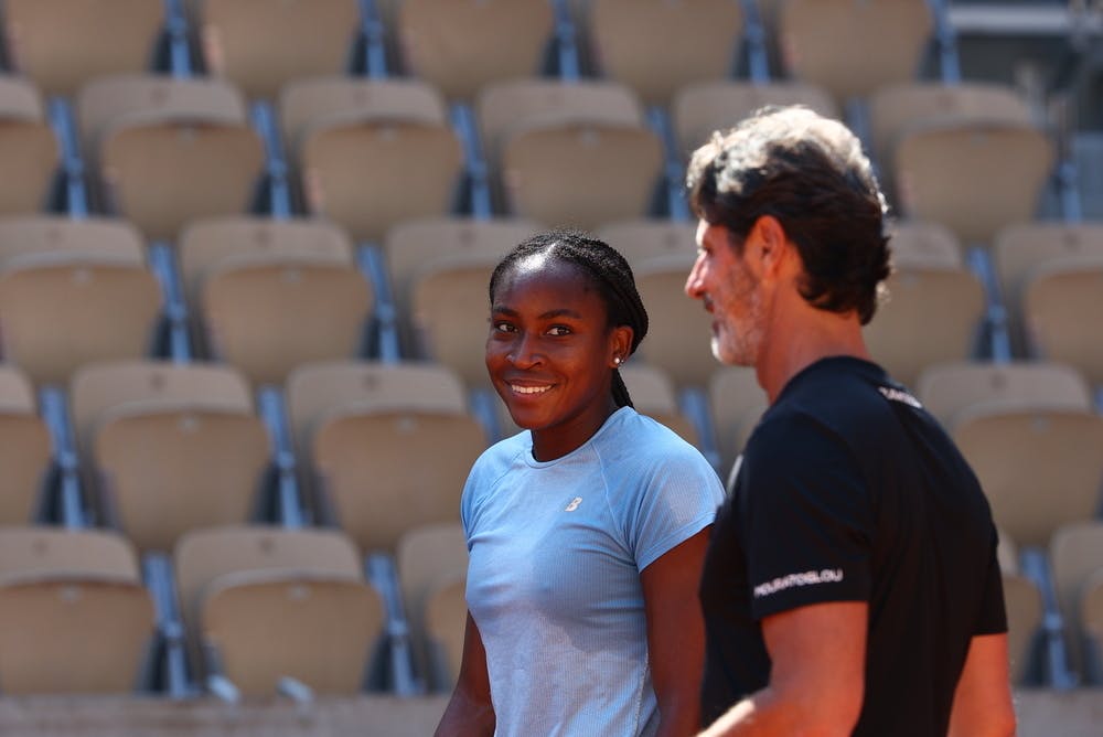 Coco Gauff talks with Patrick Mouratoglou on the practice court at Roland-Garros 2023