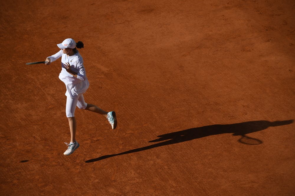 Iga Swiatek hitting a forehand during Roland-Garros 2020 final.