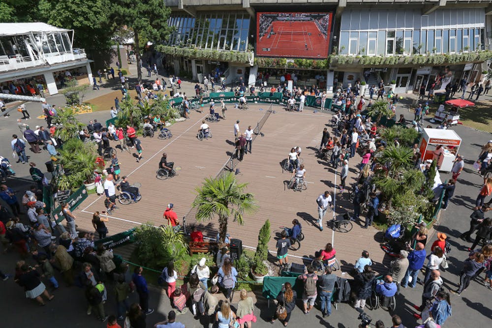 Tous en fauteuils 2017 place des Mousquetaires.