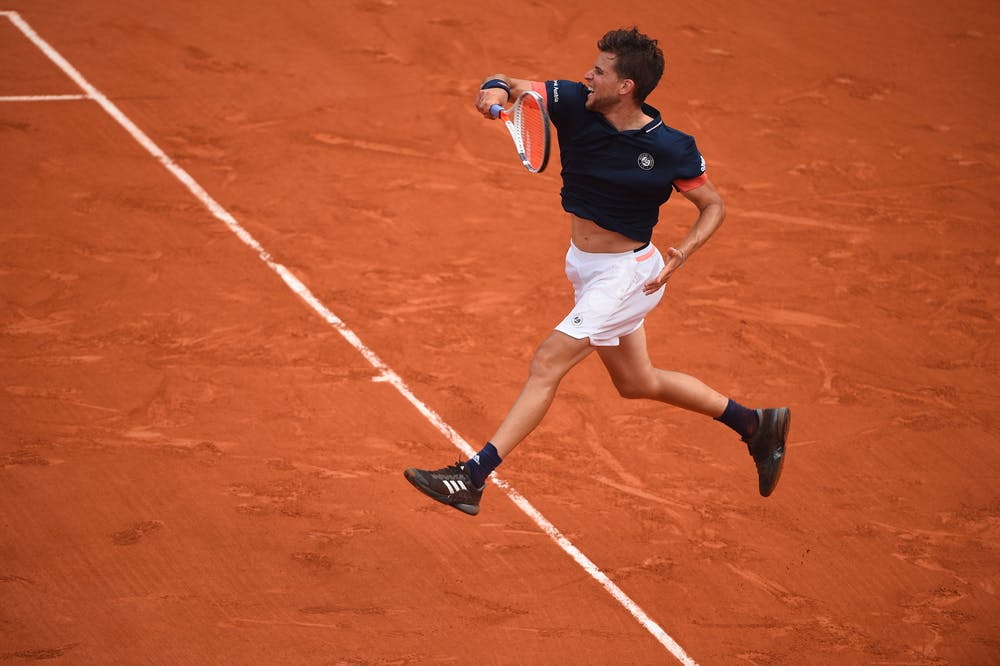Dominic Thiem hitting a backhand on the clay of 2019 Roland-Garros