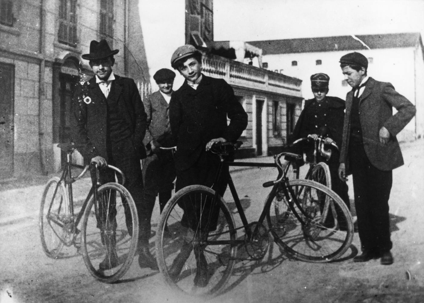 Roland Garros et sa bicyclette. Nice, 1902.
