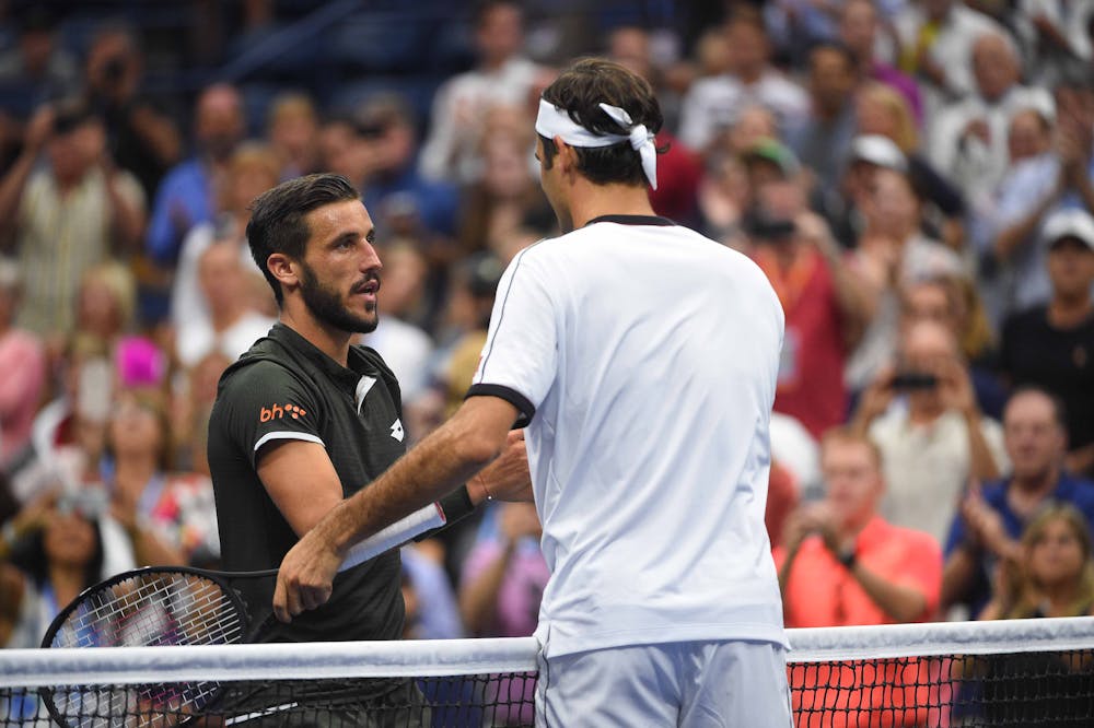 Handshake between Roger Federer and Damir Dzumhur at the 2019 US Open