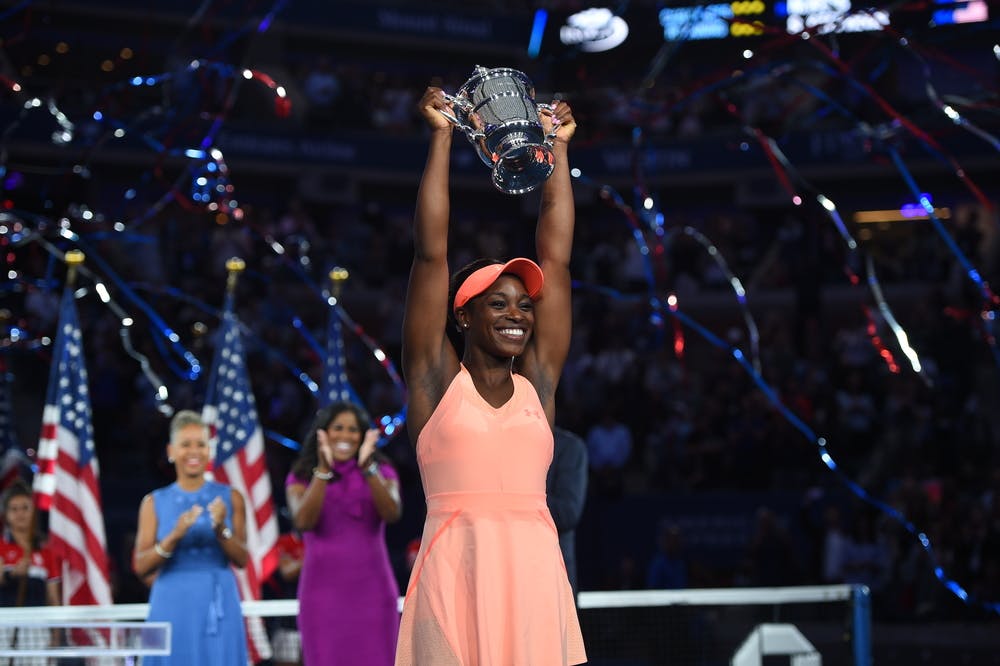 Sloane Stephens holding the trophy at the US Open 2017.