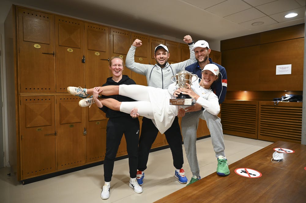 Iga Swiatek and her team, Roland Garros 2020, locker room trophy shoot