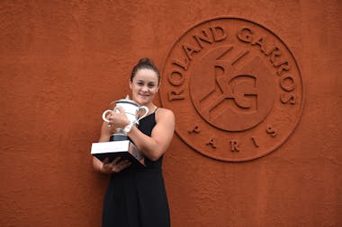 Ashleigh Barty smiling with her trophy at Roland-Garros 2019