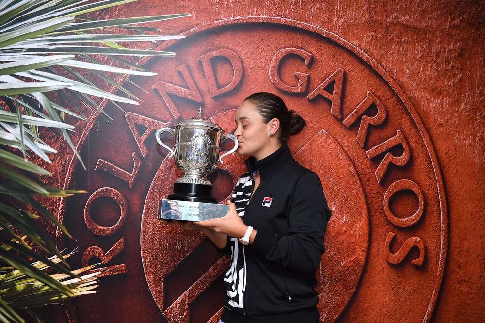 Ashleigh Barty trophy photo Roland Garros 2019