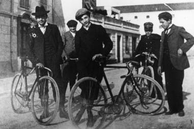 Roland Garros et sa bicyclette. Nice, 1902.
