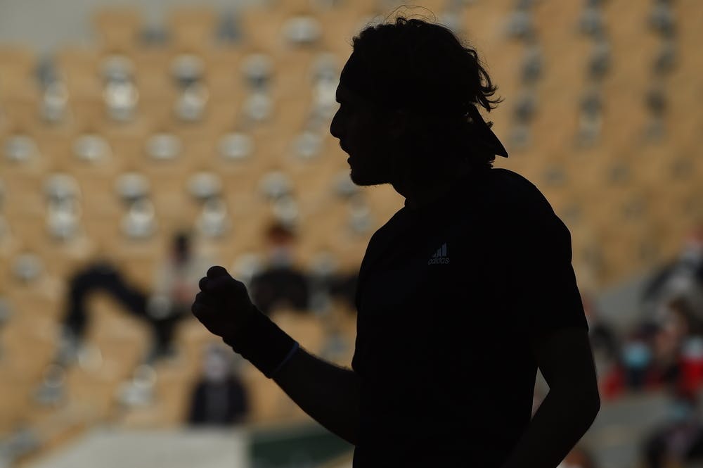 Stefanos Tsitsipas' shadow during Roland-Garros 2020