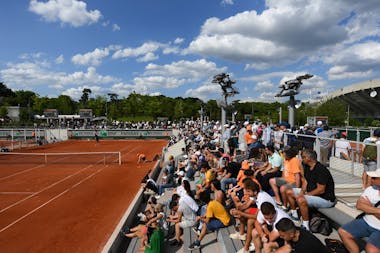Des spectateurs du court n°12 à Roland-Garros en 2022. 