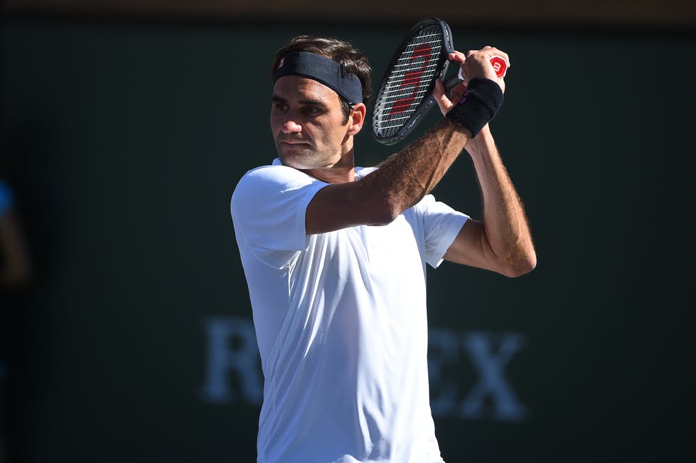 Roger Federer praparing a slice in the beautiful light in Indian Wells 2019