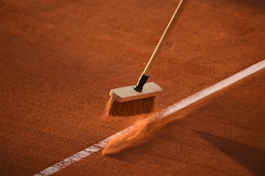 Entretien des courts à Roland-Garros 