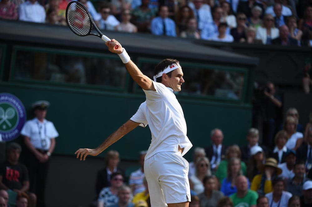 Roger Federer slicing a backhand at Wimbledon 2019