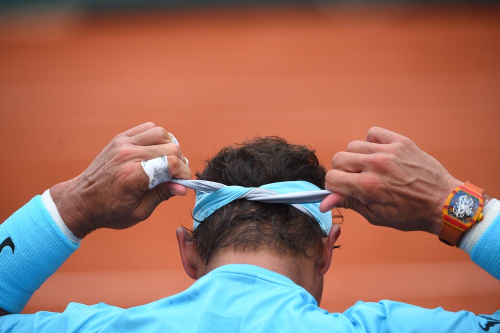 Rafael Nadal Roland-Garros 2018 mains bandeau.