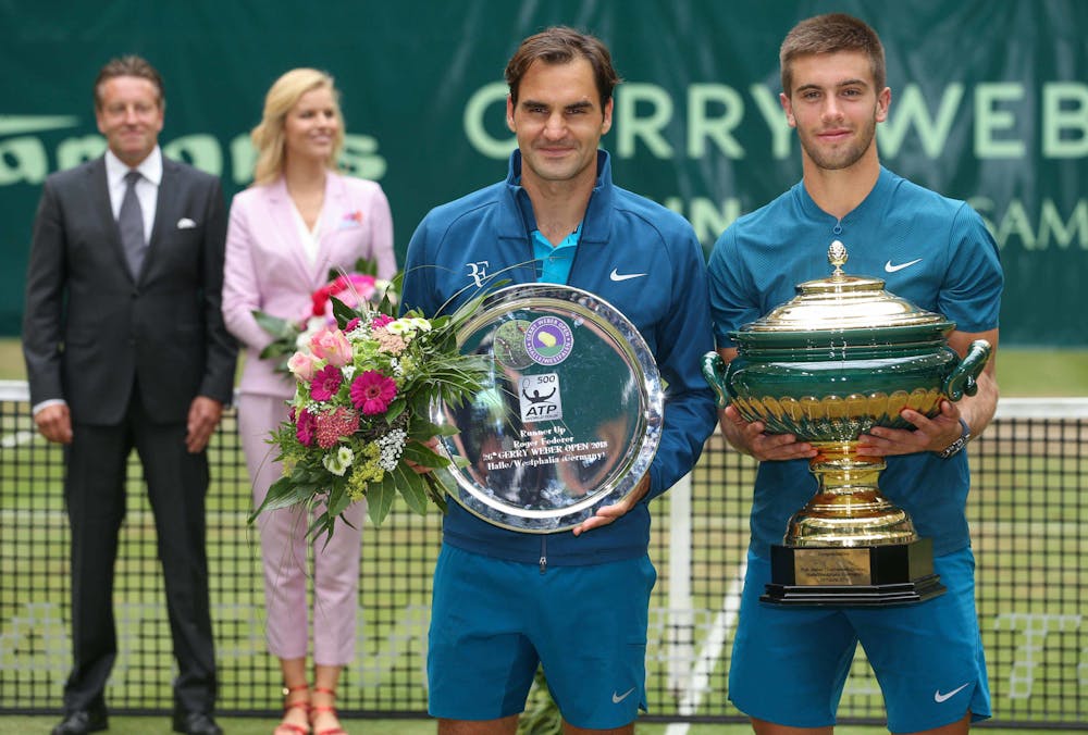 Borna Coric and Roger Federer posing with the trophy in Halle / Borna Coric bat Roger Federer en finale du tournoi de Halle.
