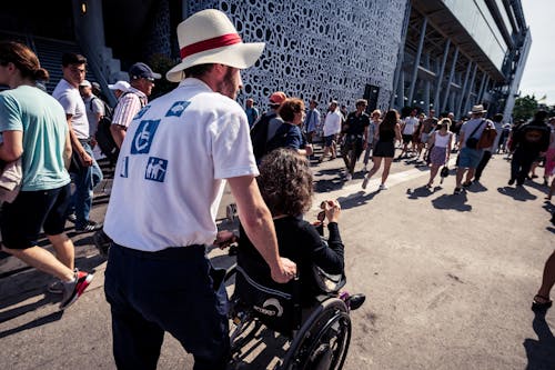 Aide aux usagers en fauteuil roulant à Roland-Garros