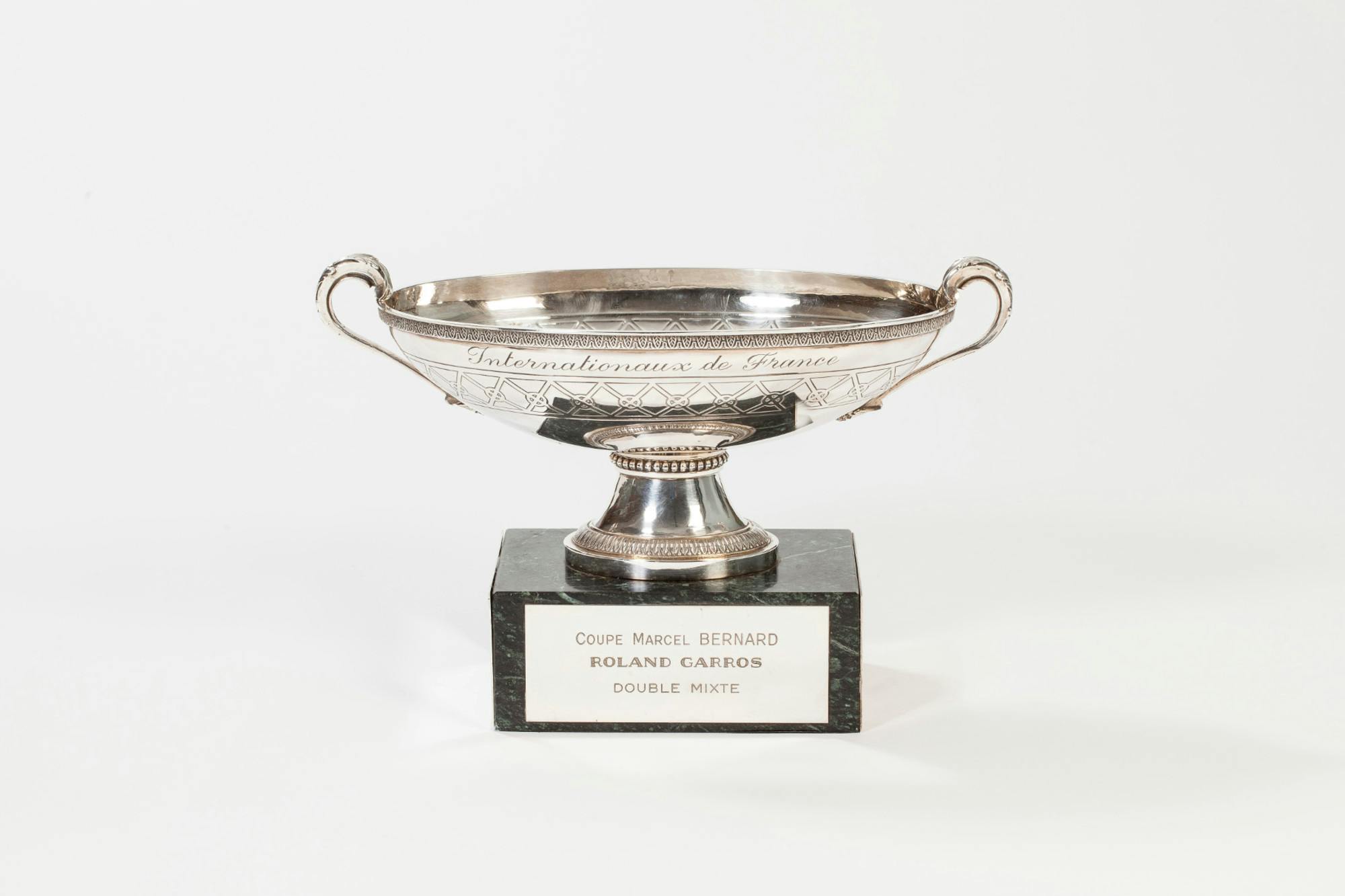 coupe Marcel-Bernard double mixte trophée Roland-Garros / Marcel Bernard's cup mixed doubles Roland-Garros trophy.