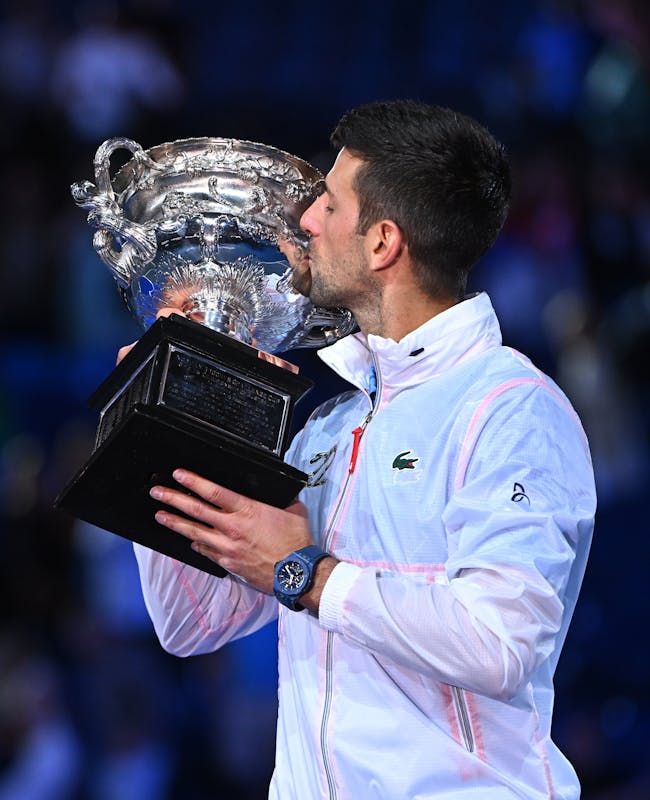 Novak Djokovic - 7 - Page 36 9997dc34-11f3-4f47-8023-055f71093748_Novak+Djokovic+-+Troph%C3%A9e+vainqueur+Open+d%27Australie+2023+-+Corinne+Dubreuil+FFT