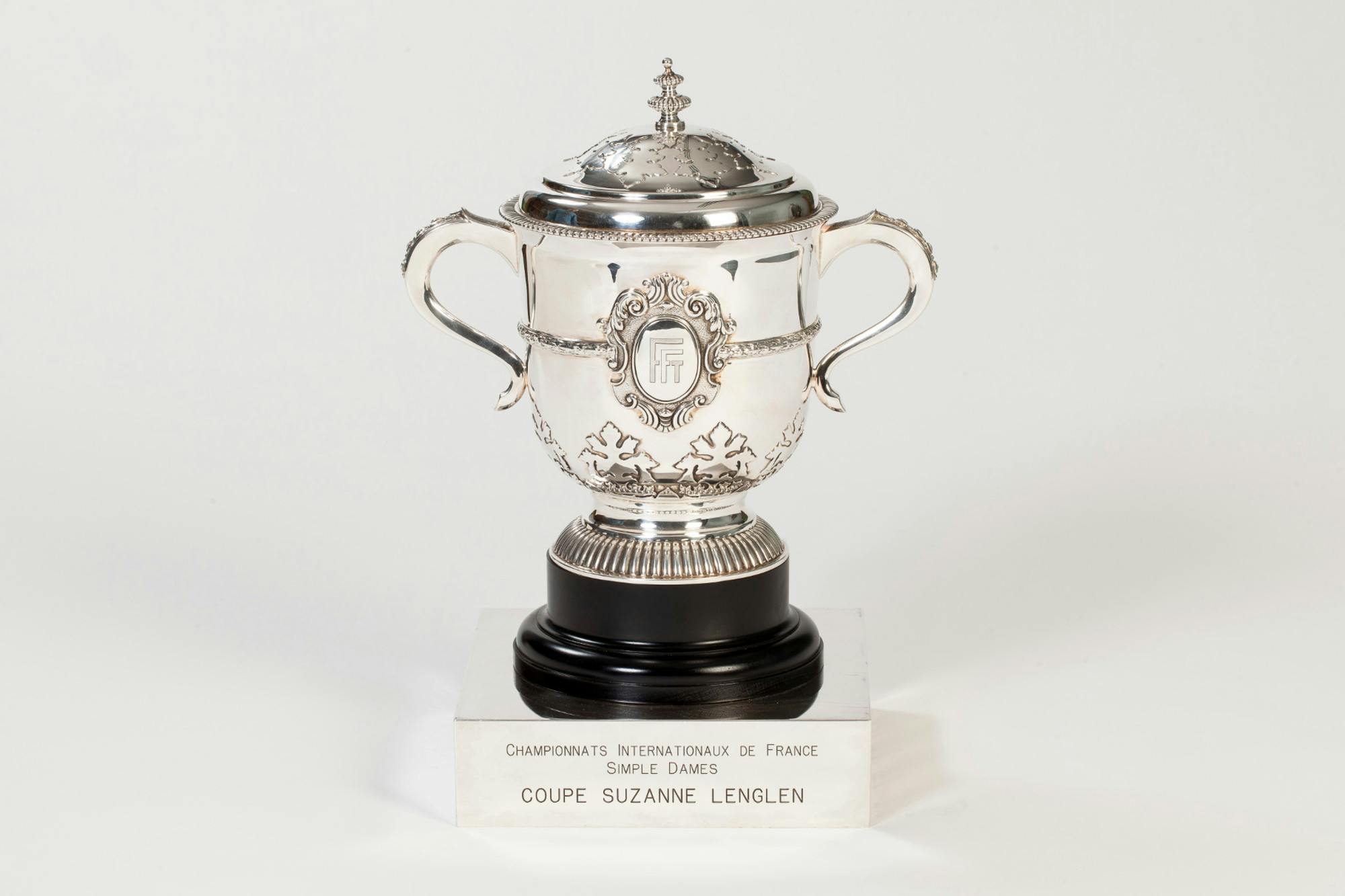coupe Suzanne-Lenglen simple dames trophée Roland-Garros / Suzanne-Lenglen's cup women's singles Roland-Garros trophy.