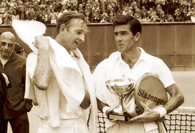 Ken Rosewall Rod Laver Roland-Garros 1968 (et Eugène de Kermadec dans l'angle gauche)