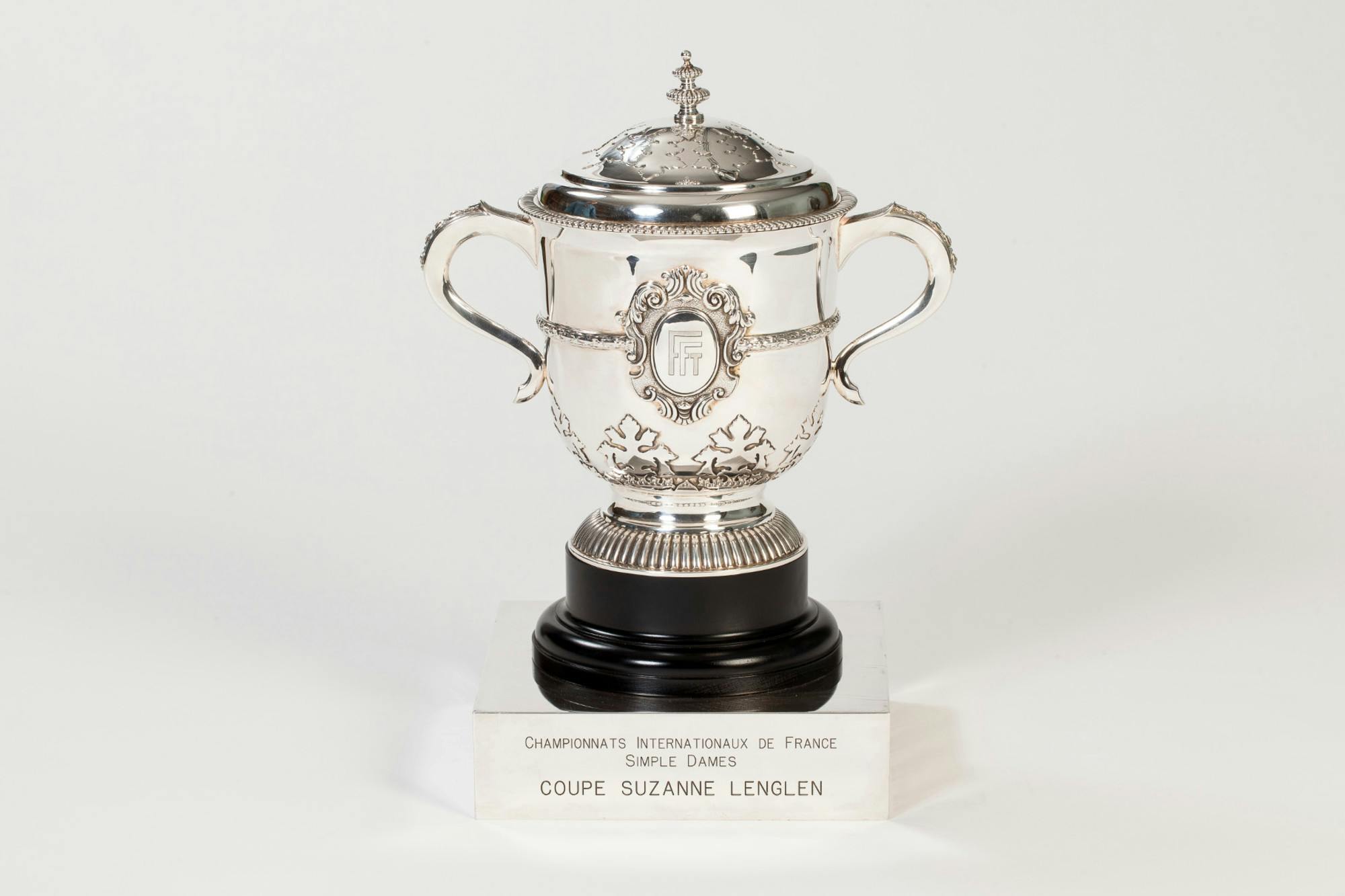 coupe Suzanne-Lenglen simple dames trophée Roland-Garros / Suzanne-Lenglen's cup women's singles Roland-Garros trophy.