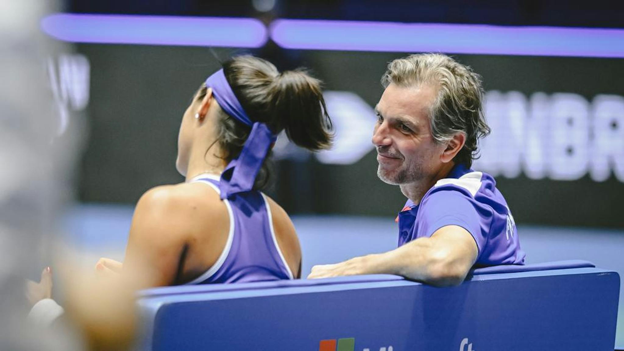 Julien Benneteau, le capitaine de l'équipe de France de Billie Jean King Cup, connaît bien ses joueuses et peut parfois choisir de les détendre comme il le fait ici avec Caroline Garcia.