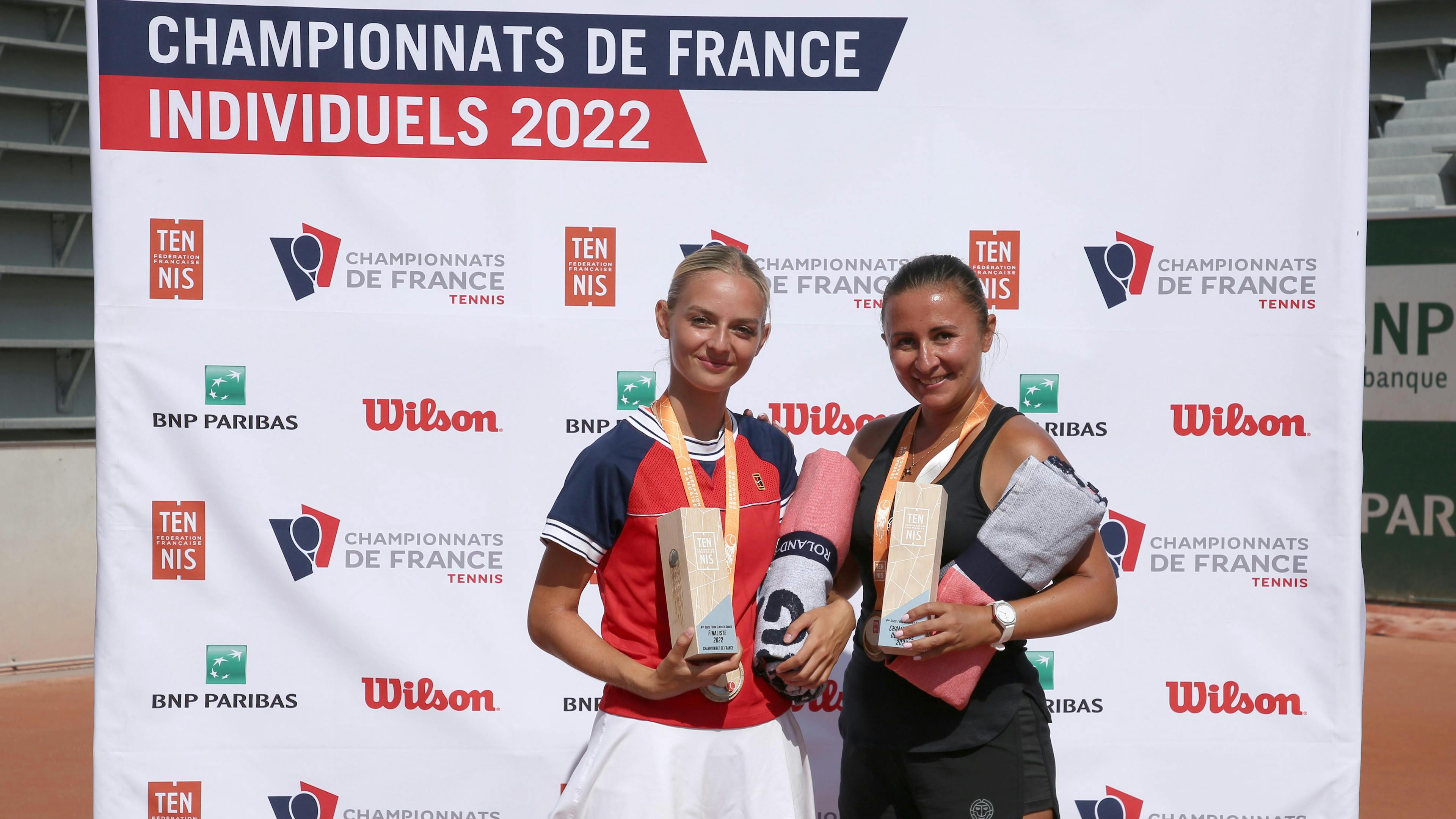 Les deux finalistes avec leur trophée.