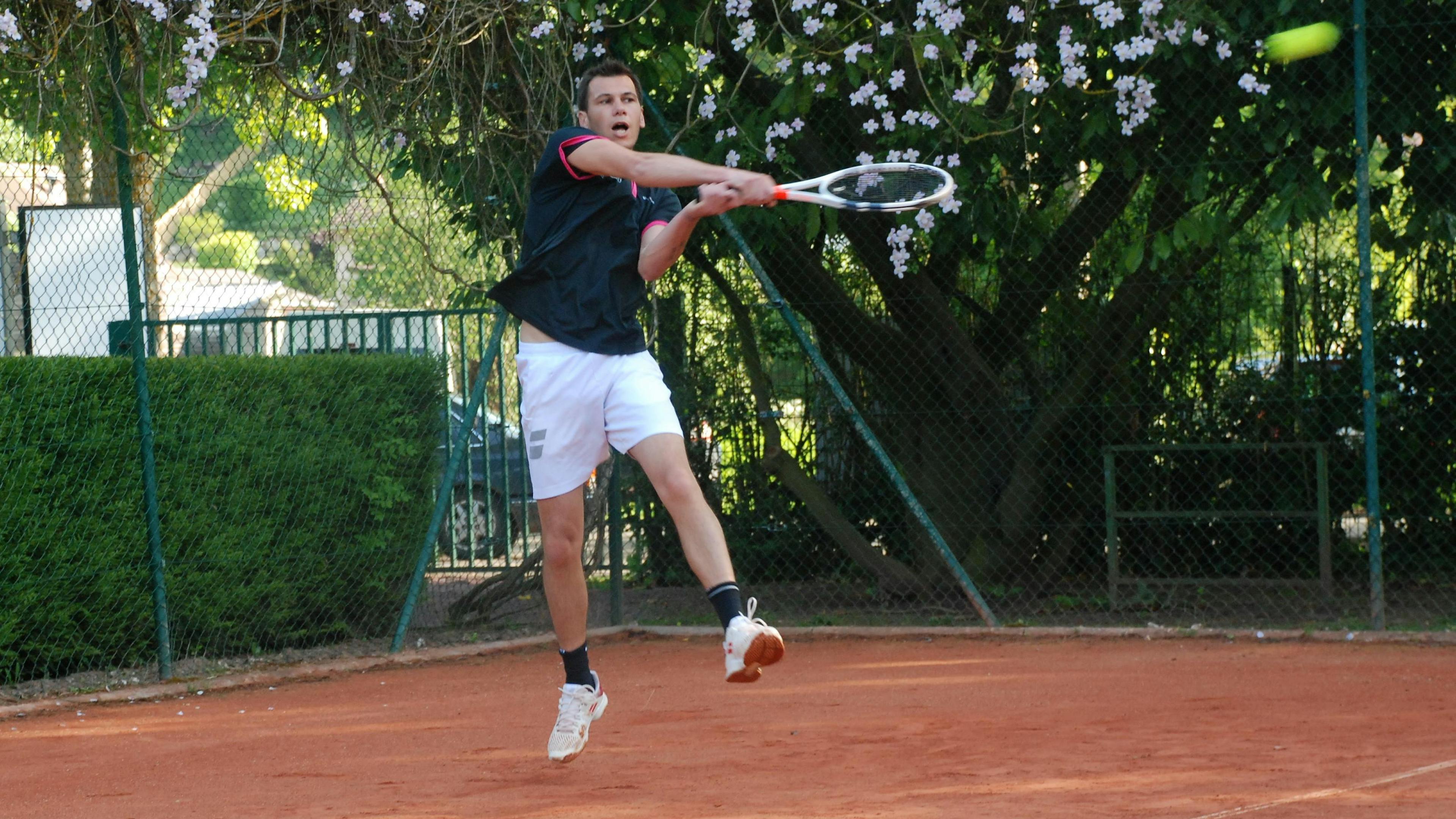 Thibault sur les courts du C'Chartres Tennis