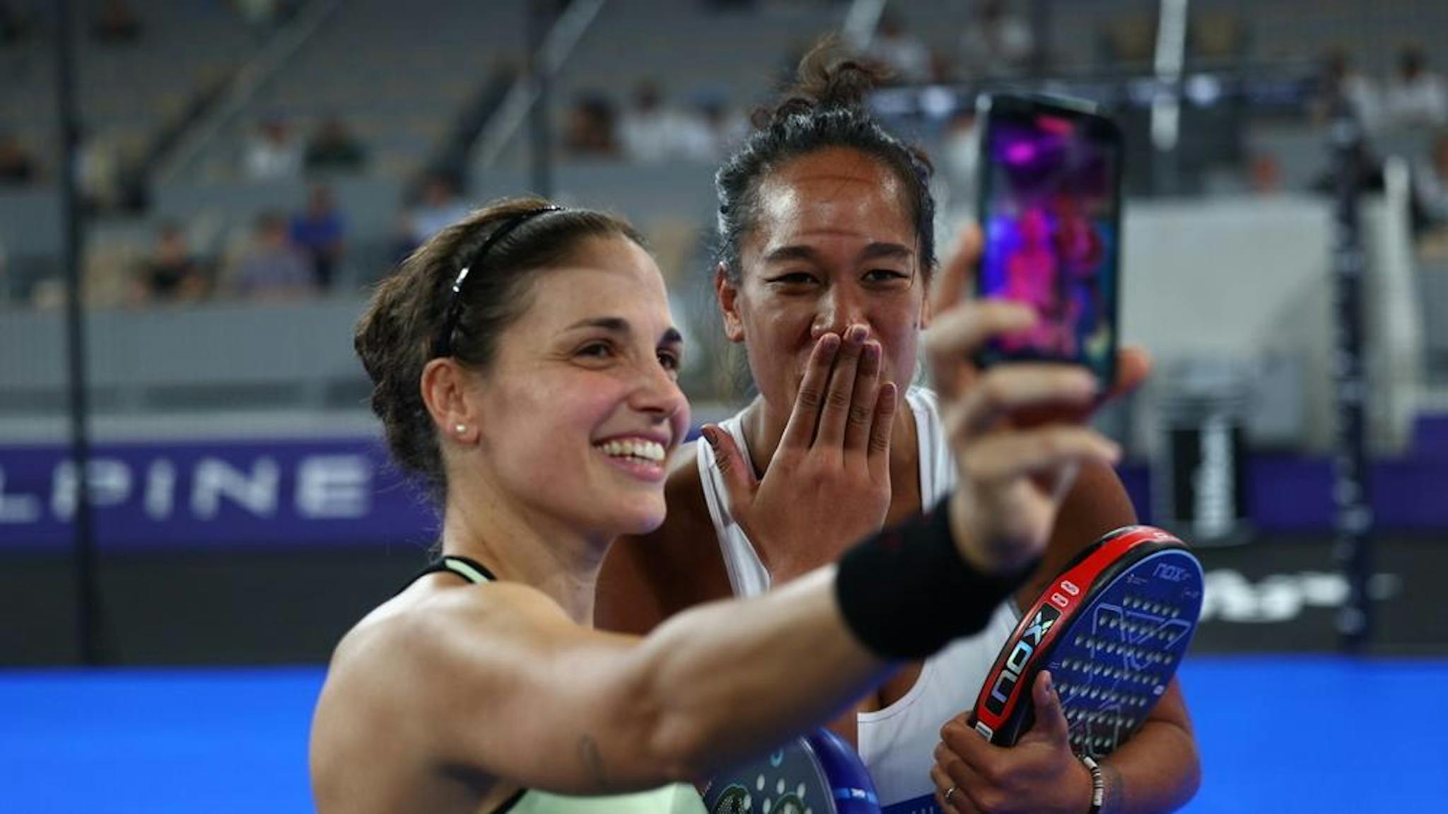 Avec sa partenaire espagnole, Léa Godallier (au 2e plan) s'offre un "selfie" en souvenir de cette belle victoire.