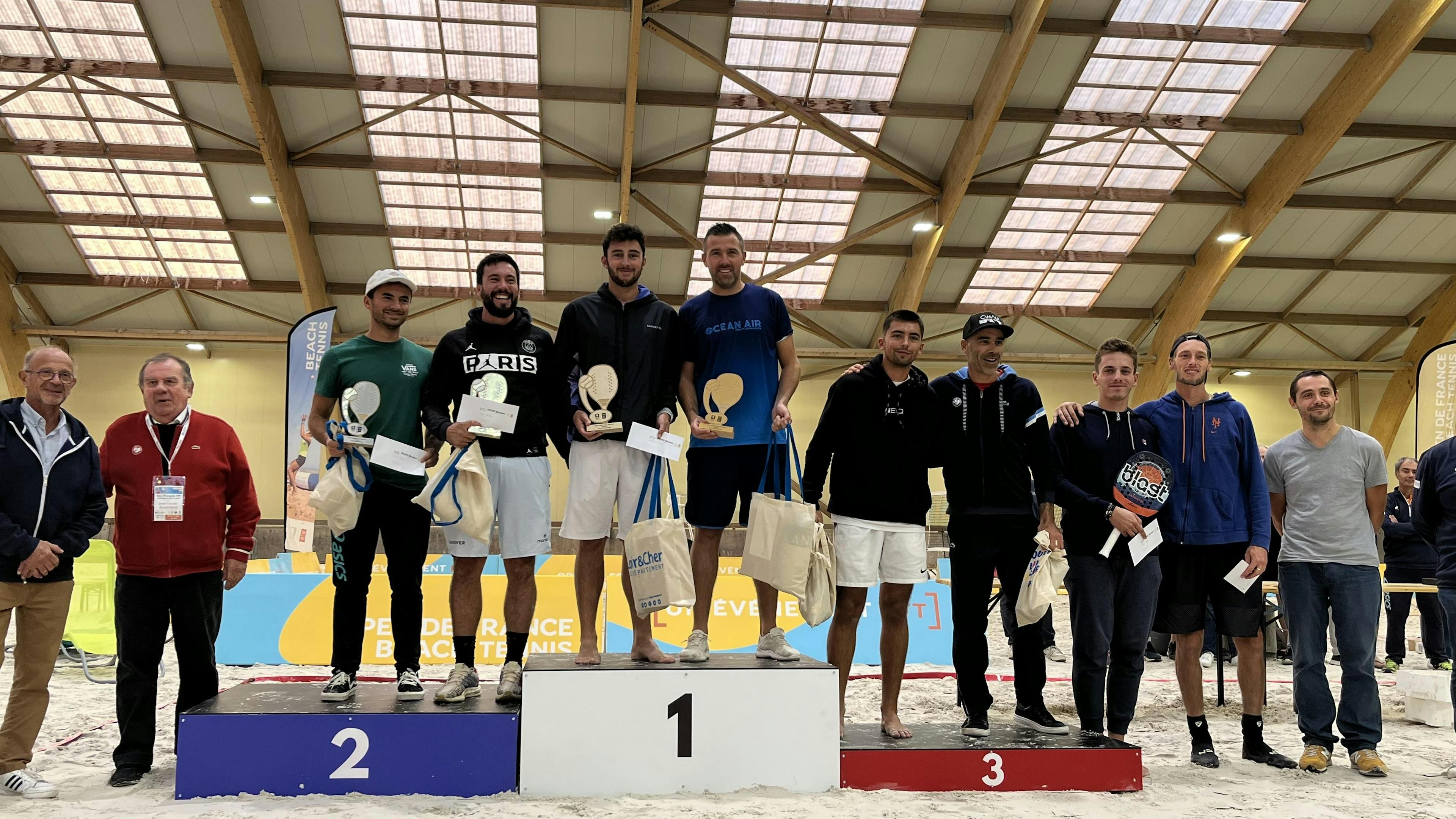 Le podium du BT2000 Messieurs, avec les gagnants Théo Lahondès et Guillaume Leruste au milieu.