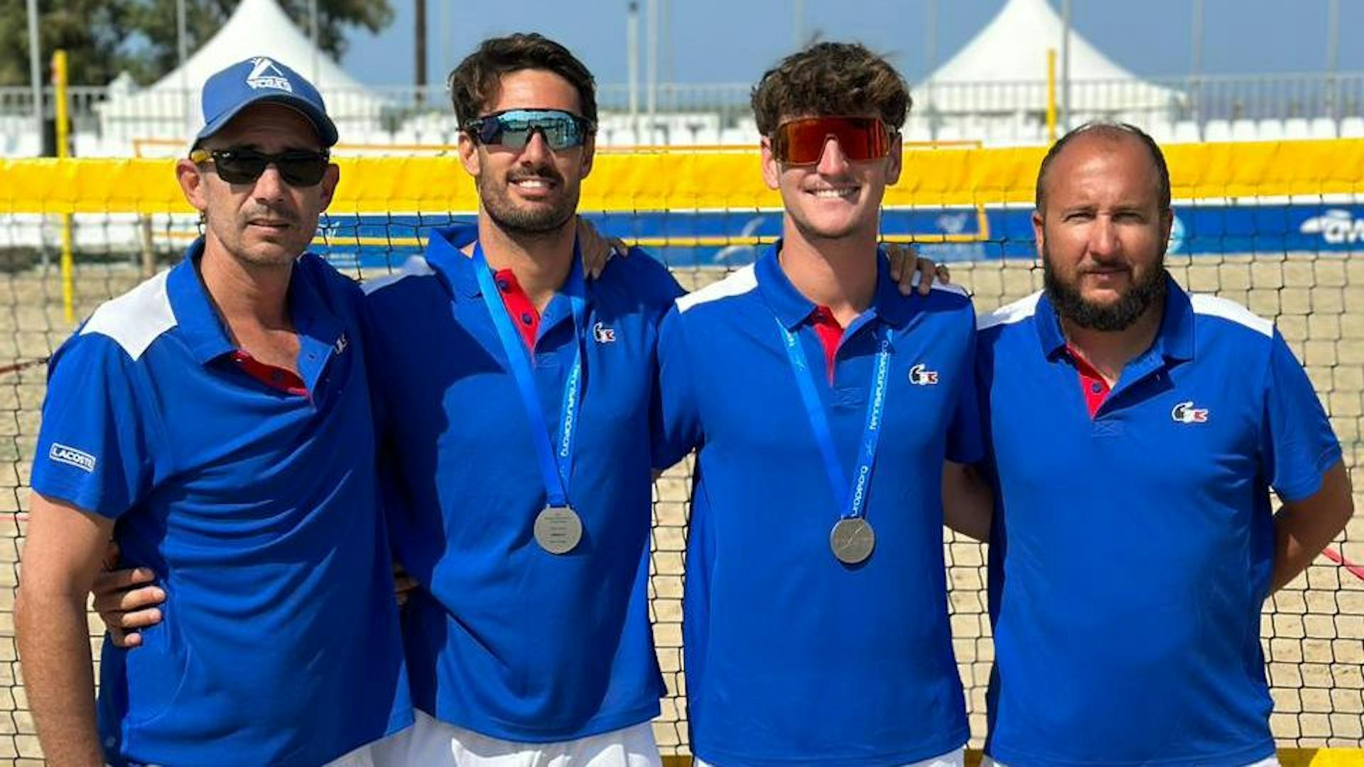 Théo Irigaray et Paul Gotarda, entourés de leurs entraîneurs, médaille d'argent autour du cou.