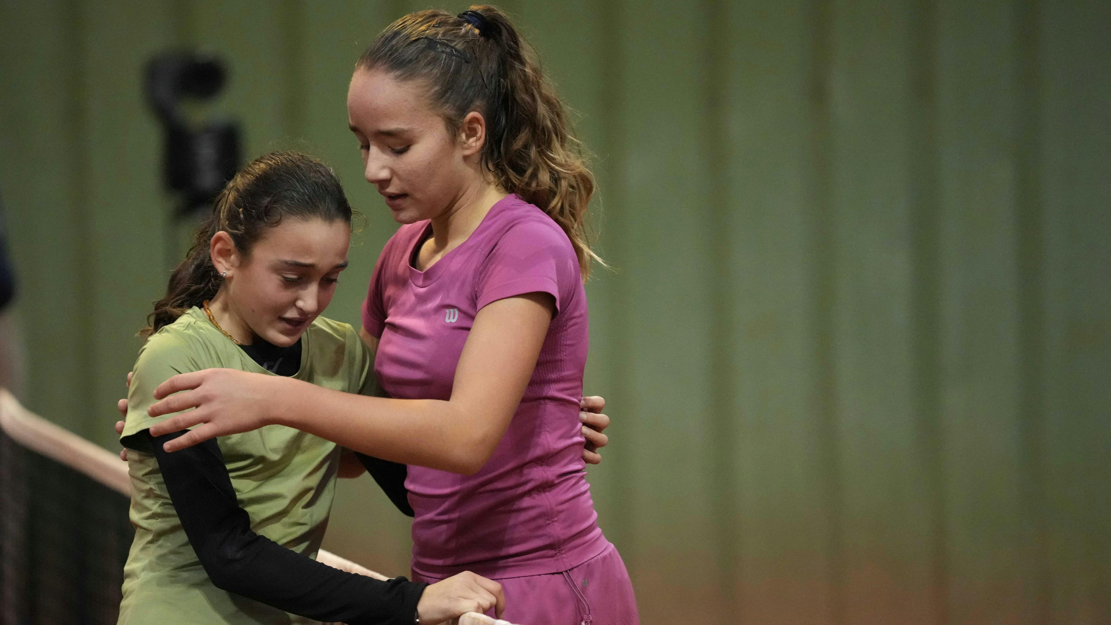 Ninon est en larmes, Lina la console... Belle image entre deux amies.