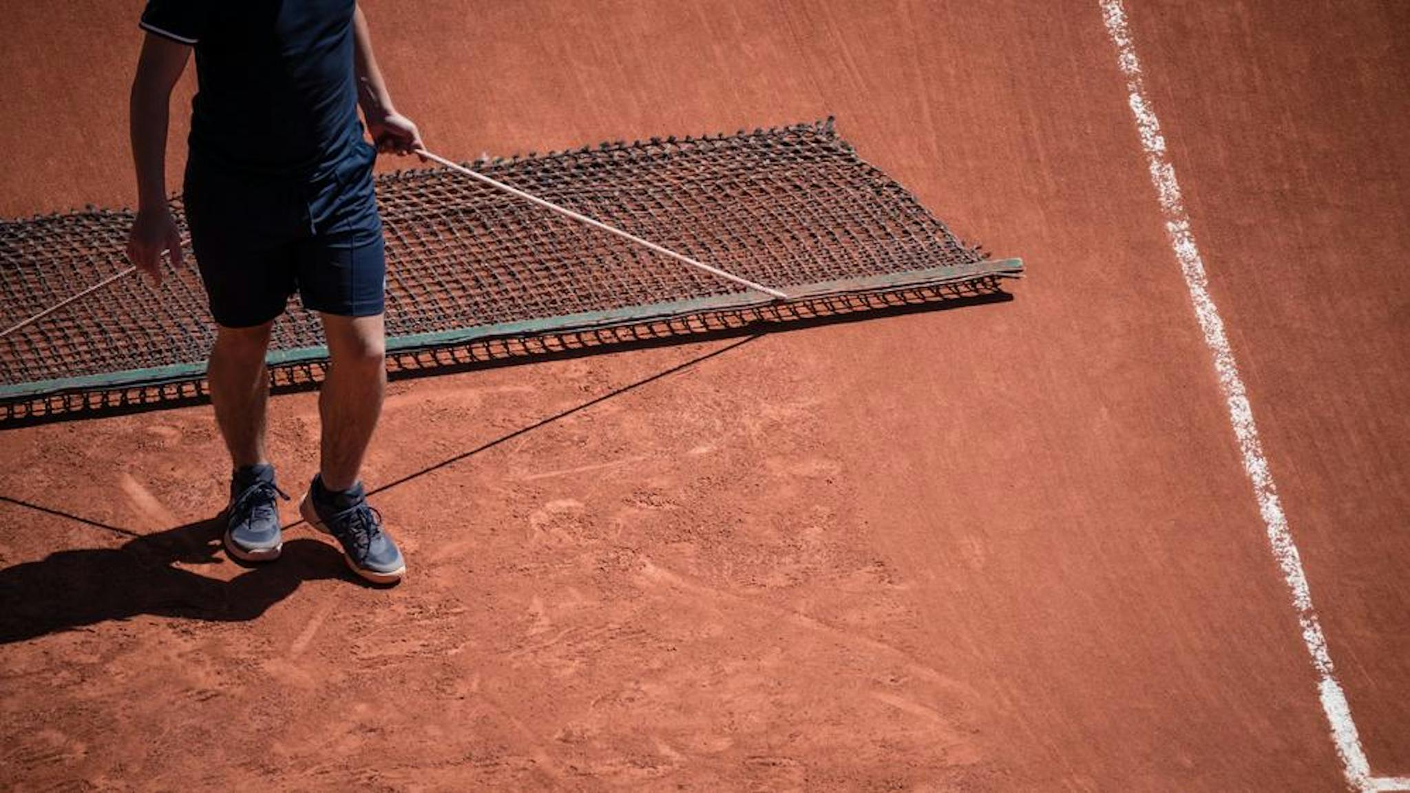 Entretien de la terre battue à Roland-Garros, en 2023