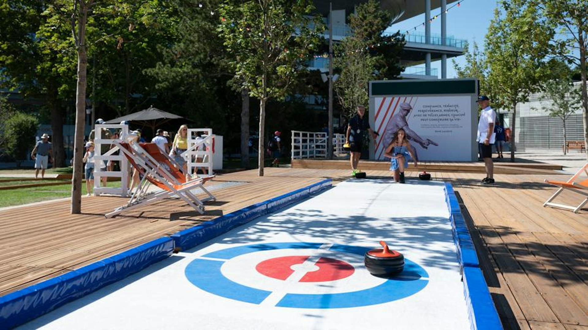 Un peu de curling avant d'assister au match du soir sur le court Philippe-Chatrier.