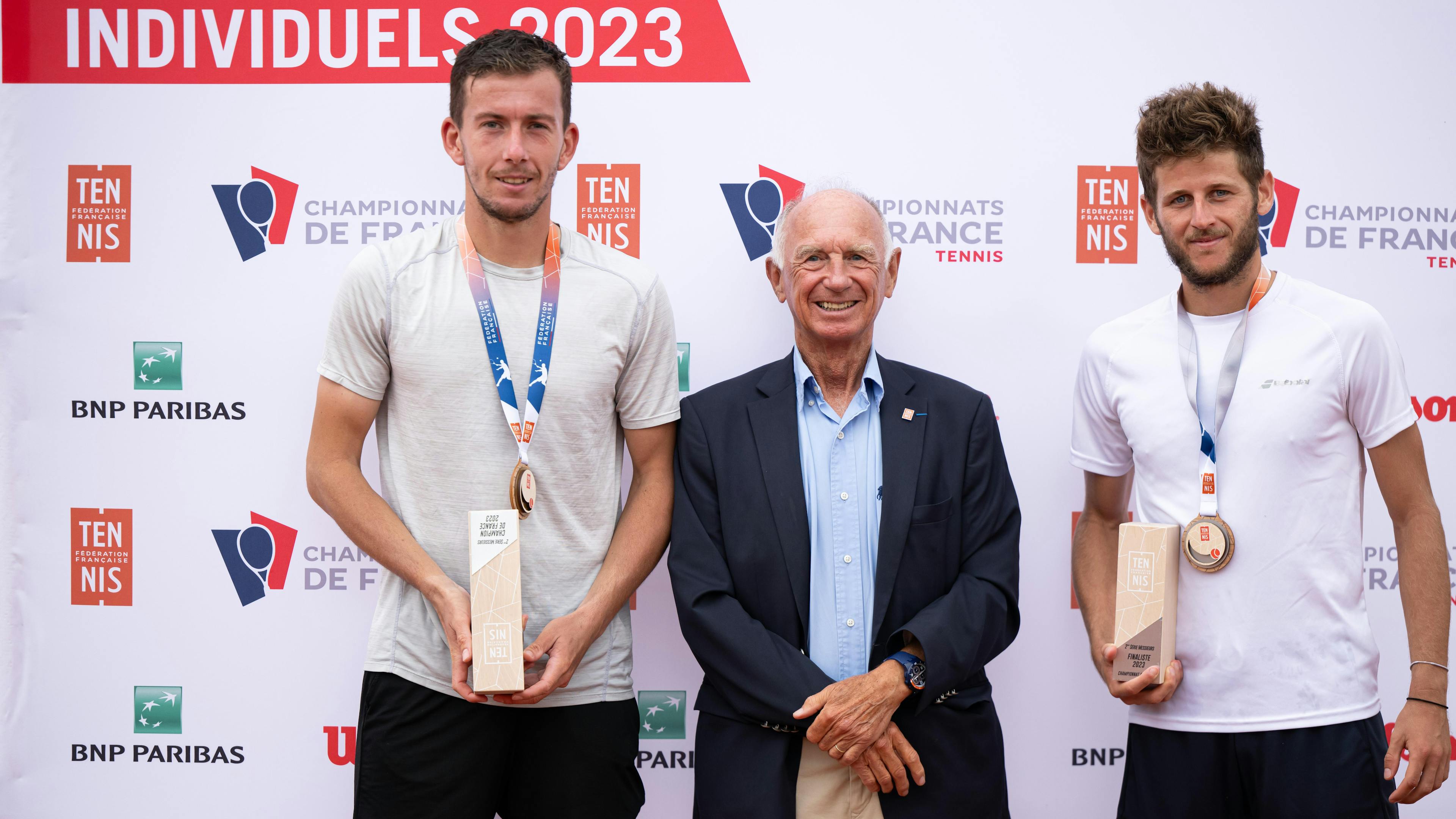 Corentin Denolly et Lucas Poullain, entourés de Jean-Luc Barrière, trésorier général de la FFT