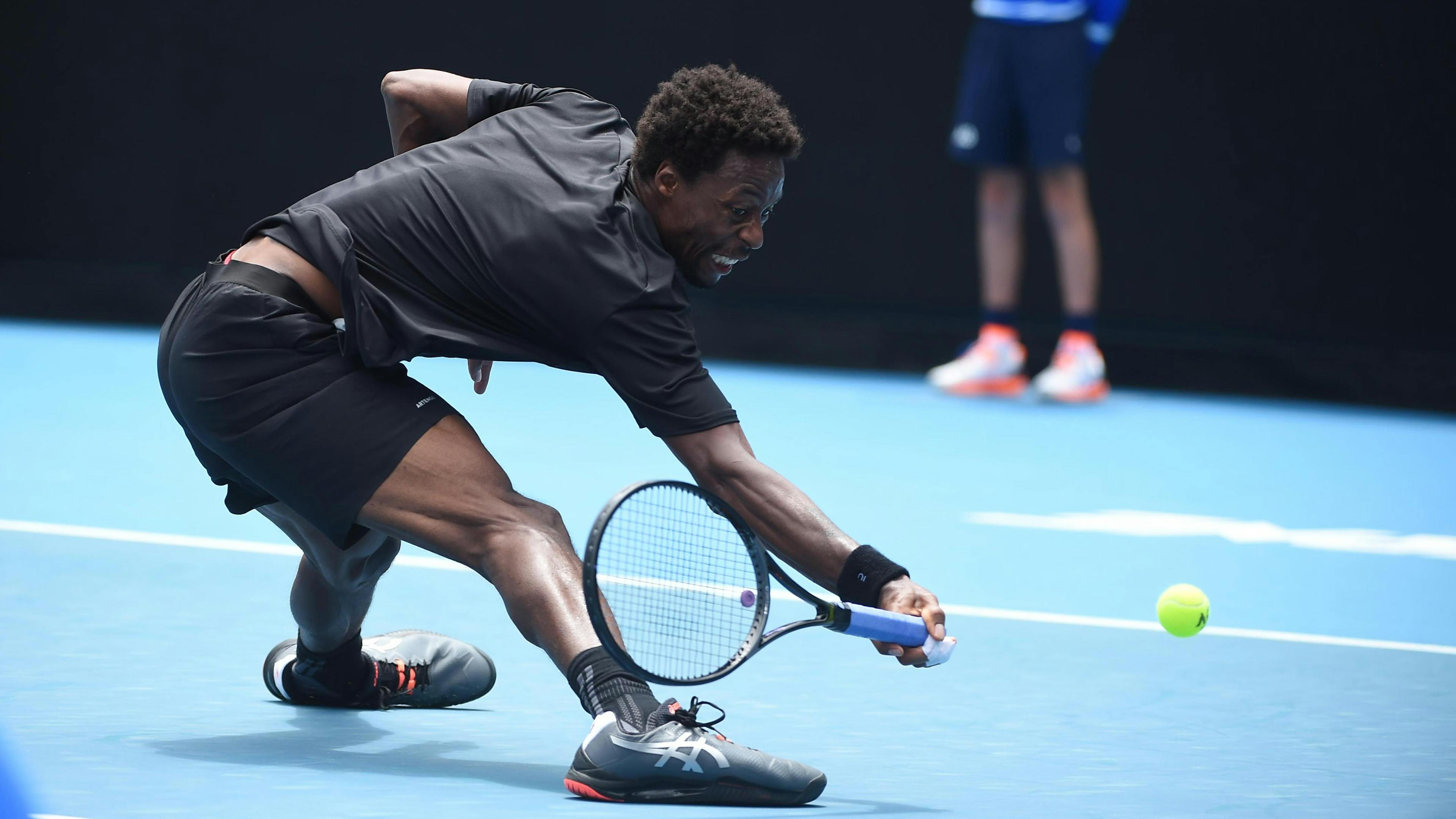 Une glissade façon "Sliderman" : Gaël Monfils est en forme !